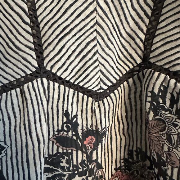 LUCKY BRAND | Boho Floral Printed Split Neck Bell Sleeve Top | Size Small - Picture 3 of 7